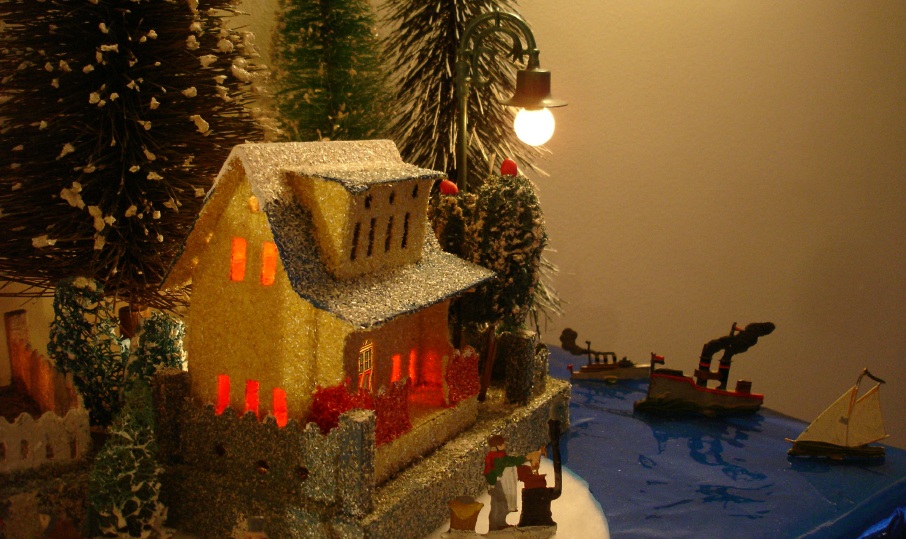 Antique Cardboard Christmas House (250K)