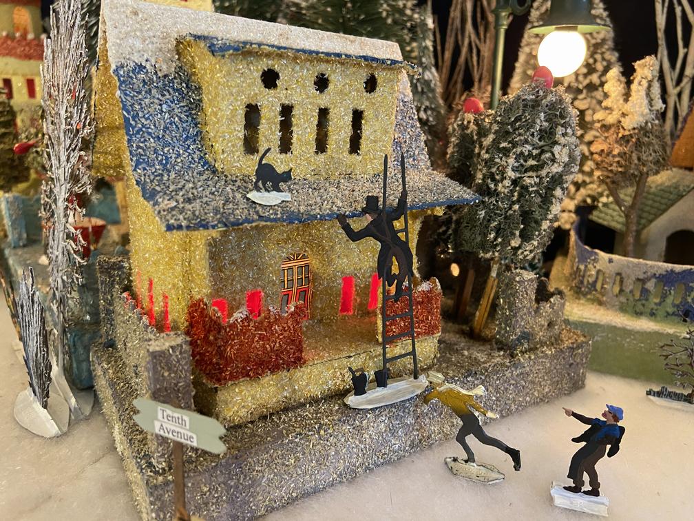 Antique Cardboard Christmas House (300K)