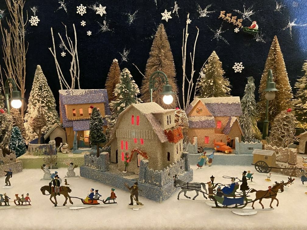 Antique Cardboard Christmas House (300K)