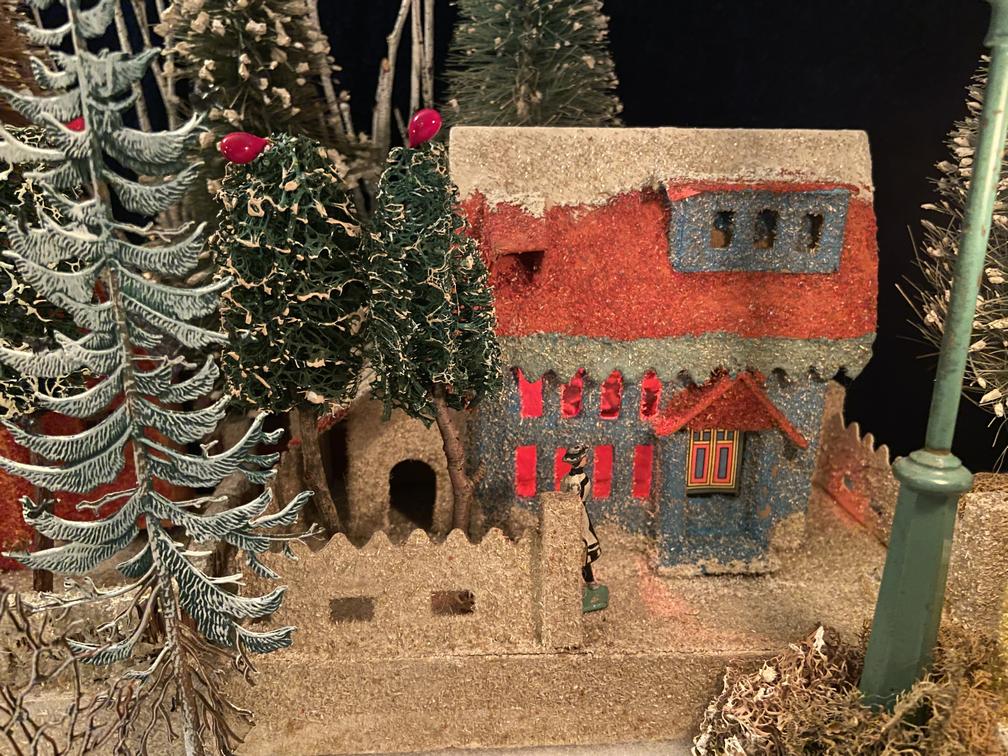 Antique Cardboard Christmas House (300K)