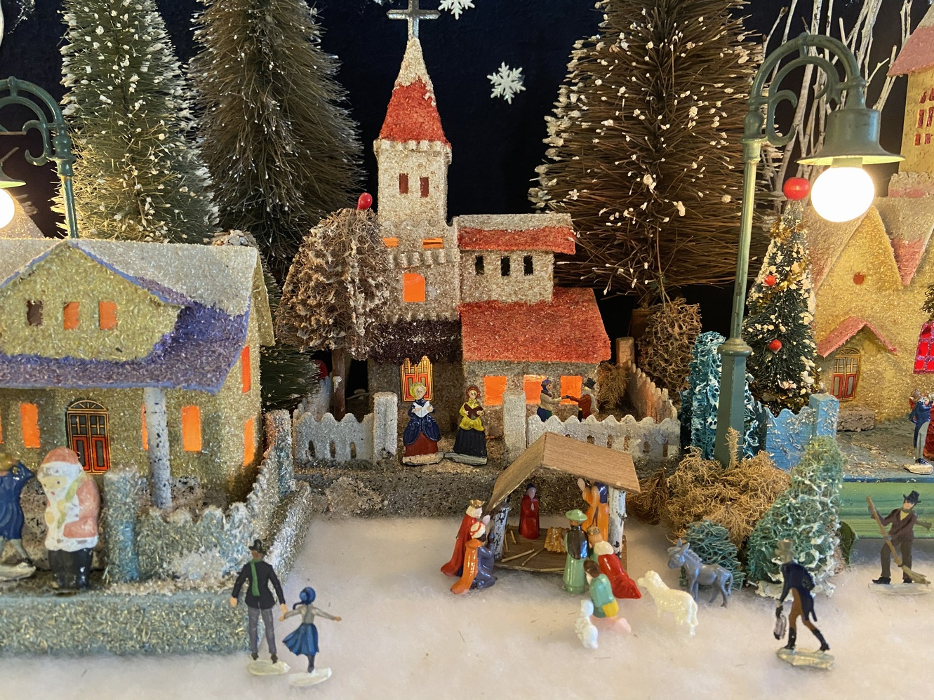 Antique Cardboard Christmas House (300K)