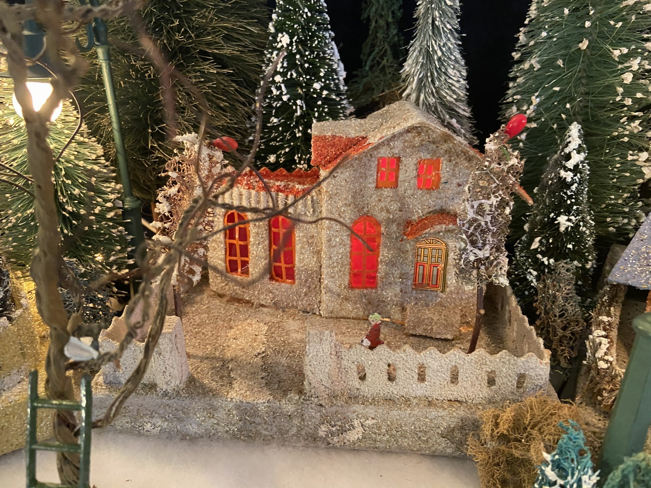 Antique Cardboard Christmas House (300K)