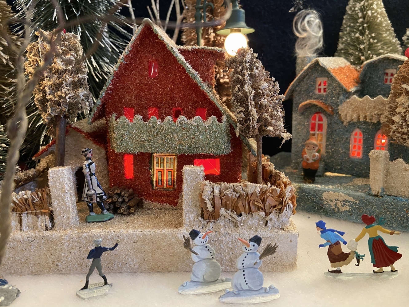 Antique Cardboard Christmas House (300K)