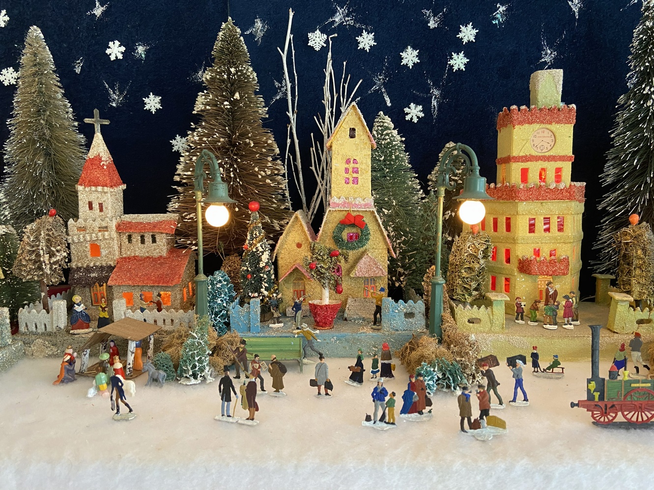 Antique Cardboard Christmas House (300K)