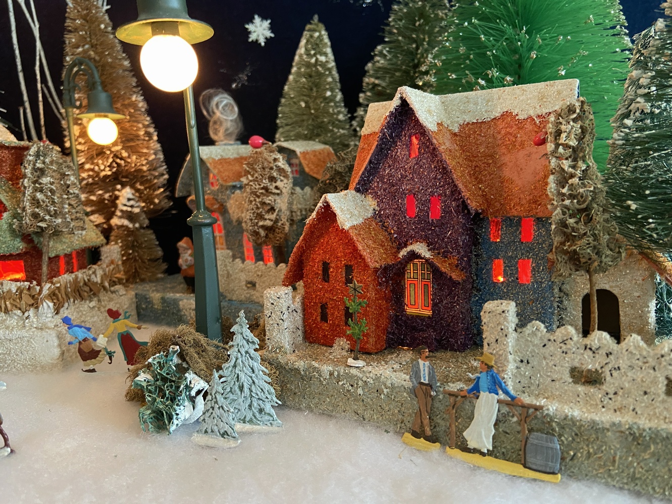 Antique Cardboard Christmas House (300K)