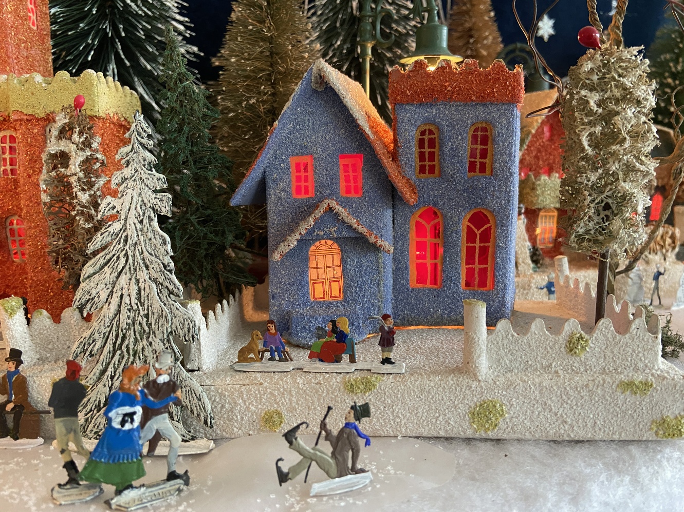 Antique Cardboard Christmas House (300K)