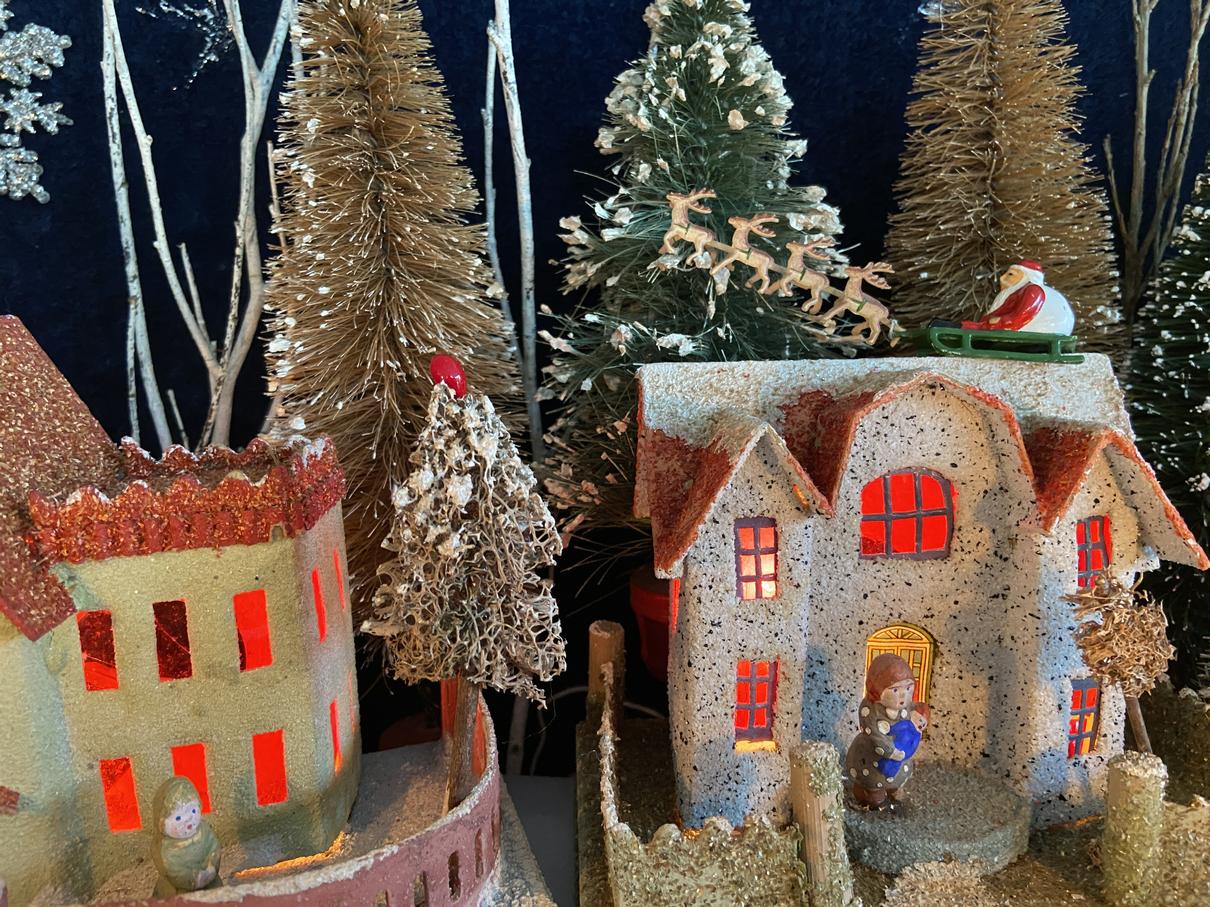 Antique Cardboard Christmas House (300K)