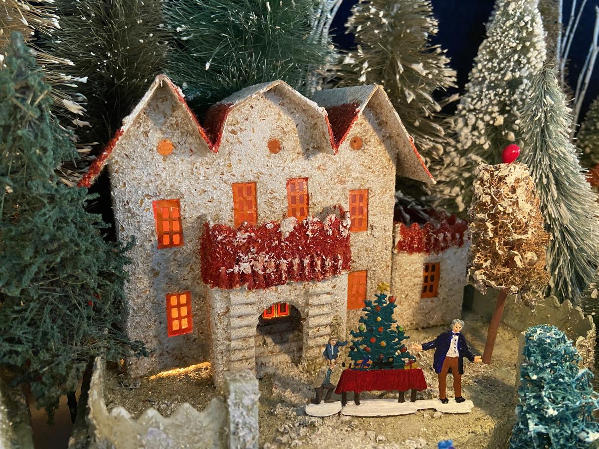 Antique Cardboard Christmas House (300K)