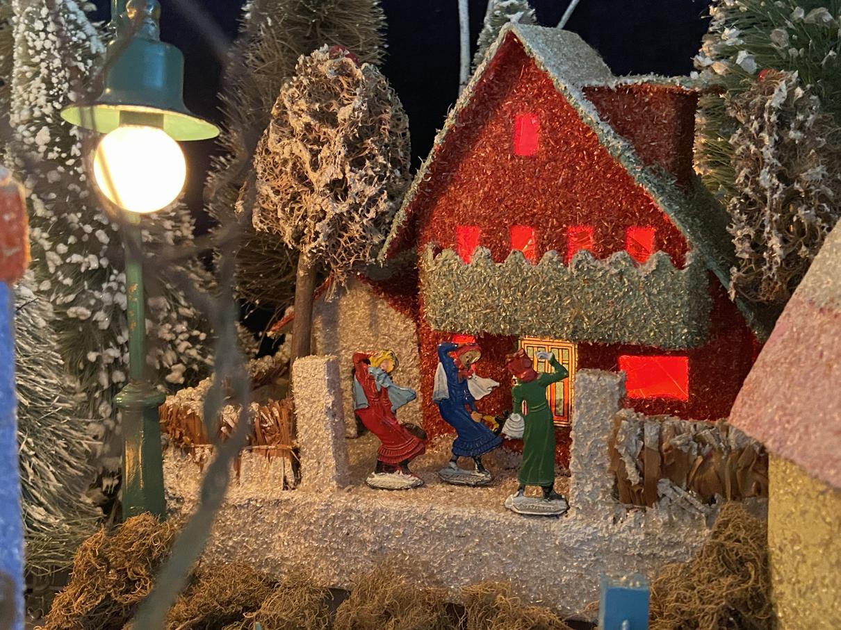 Antique Cardboard Christmas House (300K)