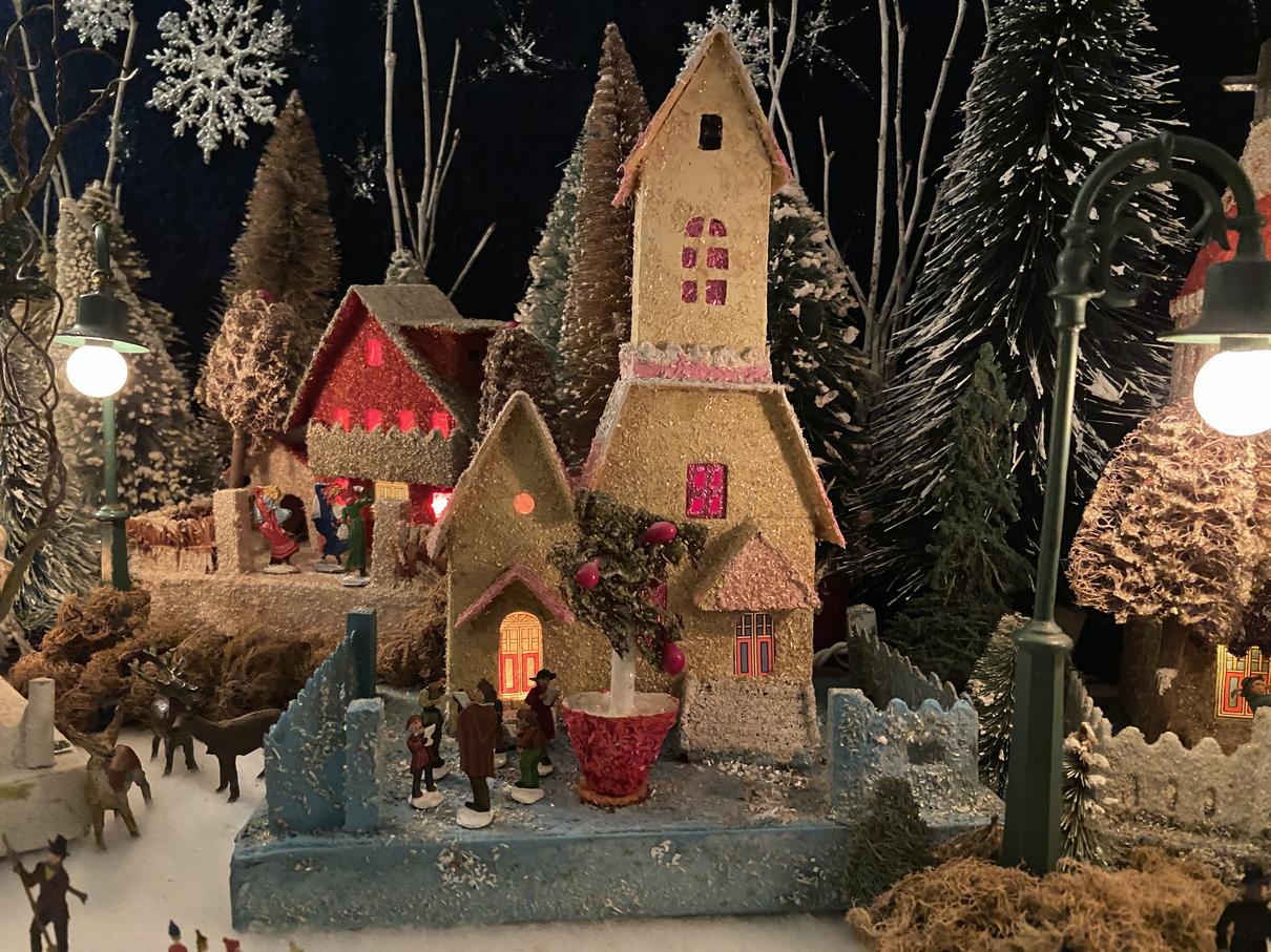 Antique Cardboard Christmas House (300K)