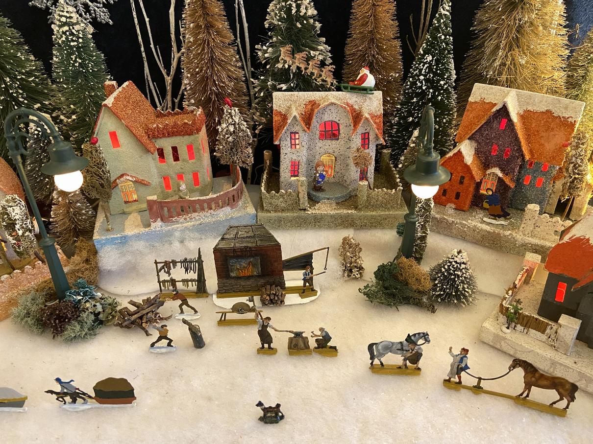 Antique Cardboard Christmas House (300K)