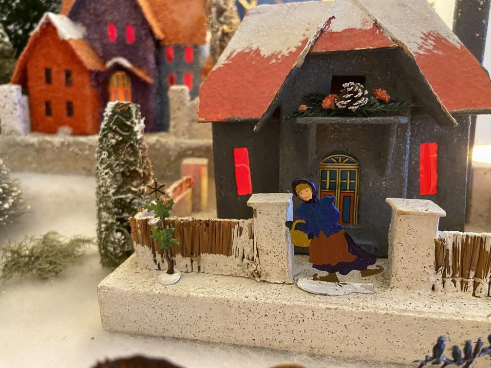 Antique Cardboard Christmas House (300K)