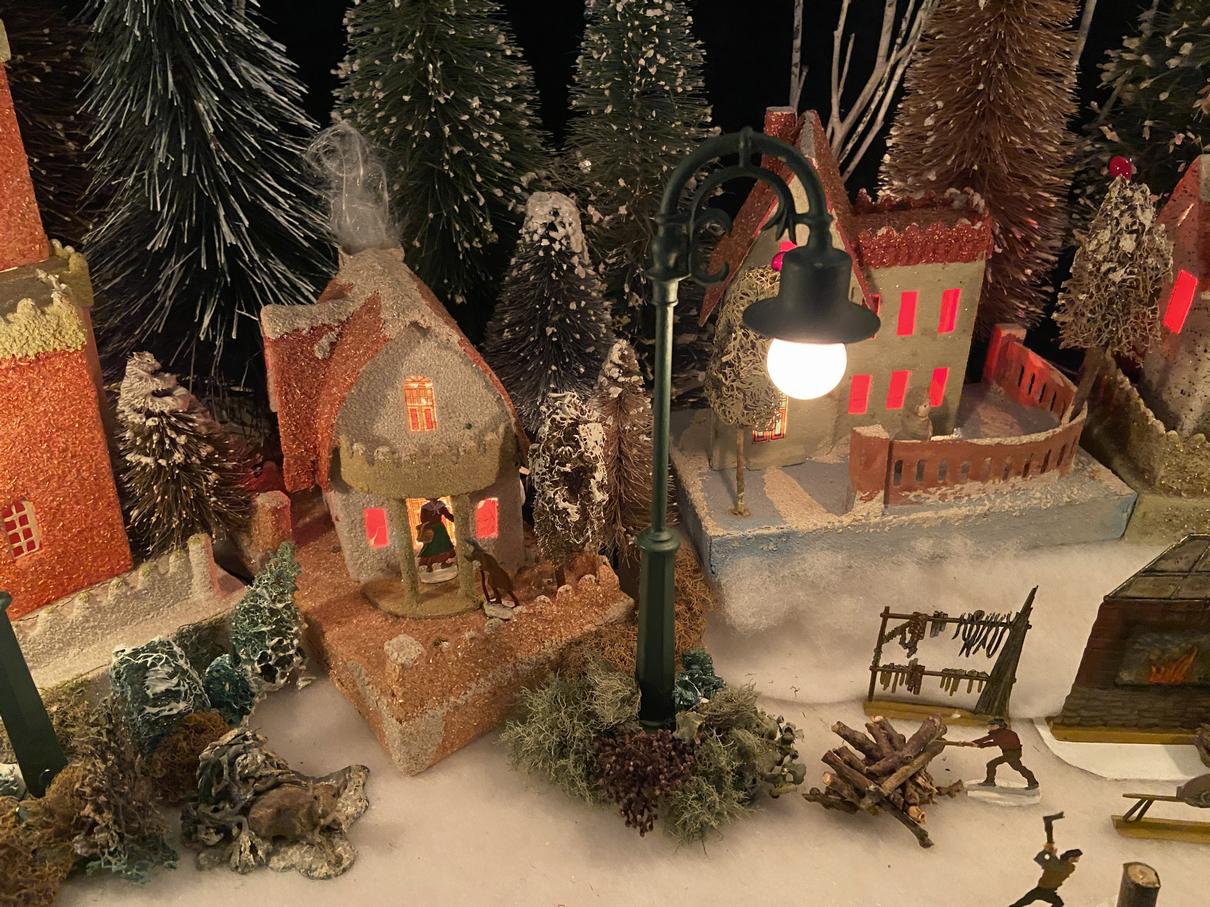 Antique Cardboard Christmas House (300K)