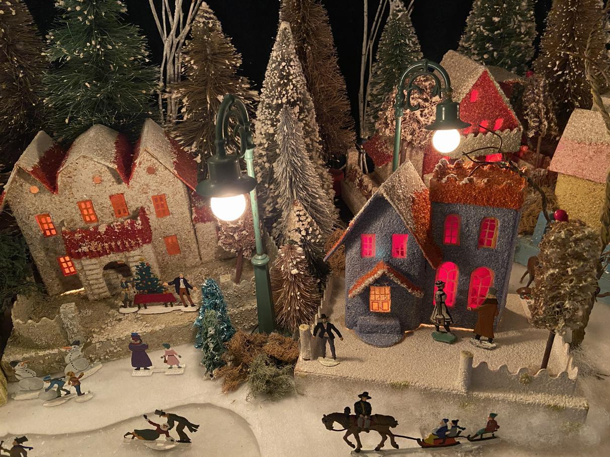 Antique Cardboard Christmas House (300K)